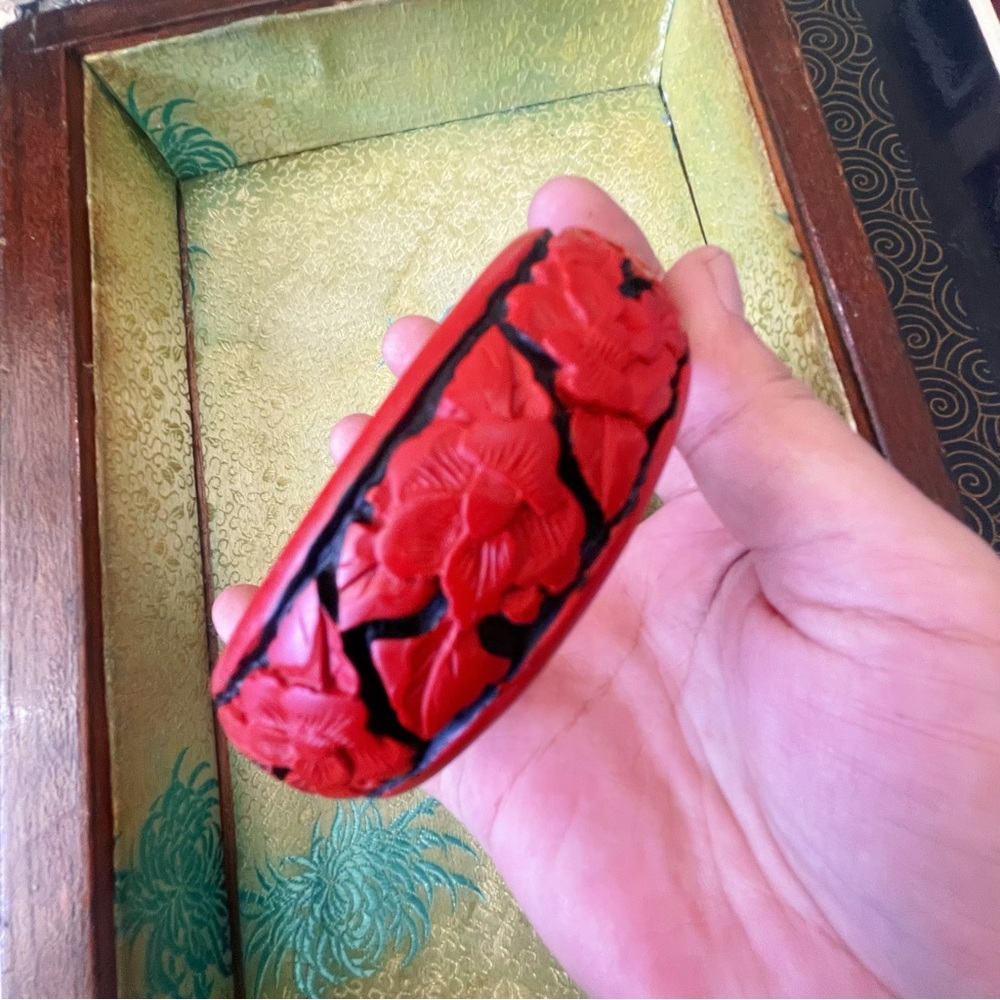 Vintage Chinese Cinnabar Carved Red Lacquer Bangle Bracelet Floral Design - Picture 5 of 9